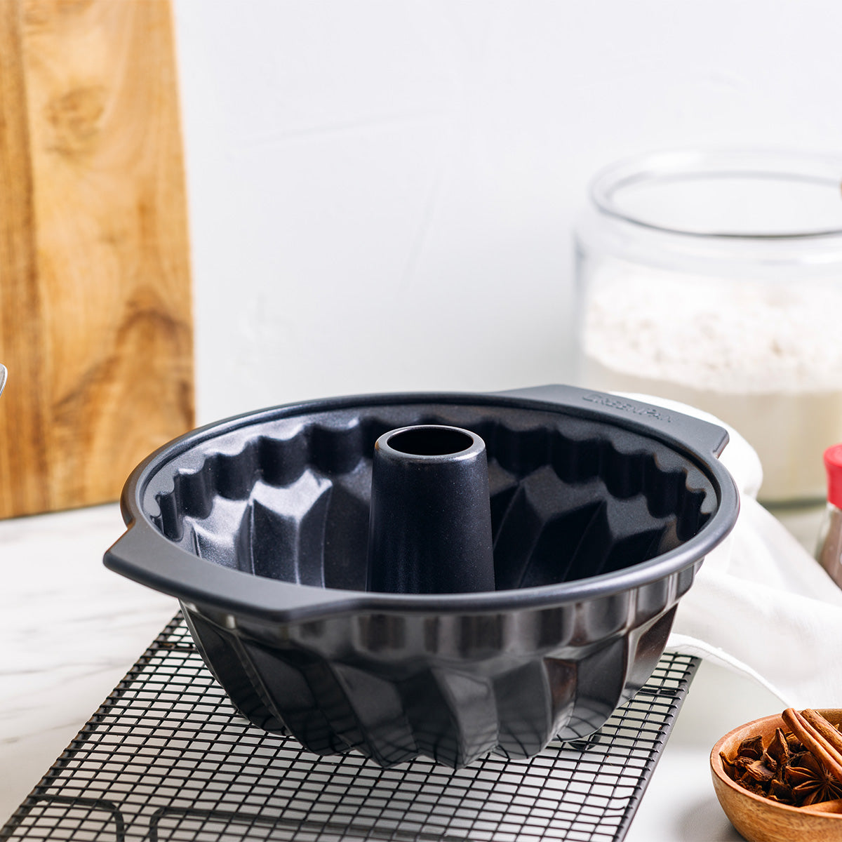 Bistro Carbon Steel Fluted Cake Pan, 24 cm