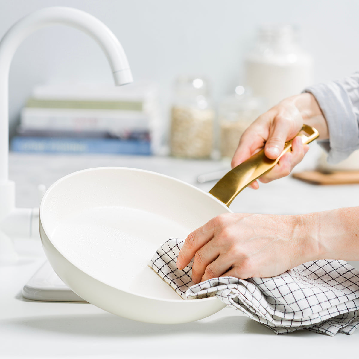 Evolution 30cm Frypan, Cream White